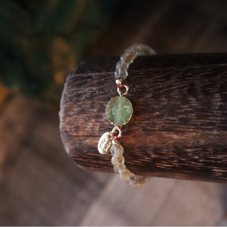 Green Stone Beaded Bracelet With Gold Accents 22$